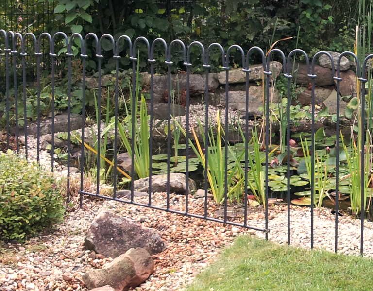 Ein Bachlaufelement können Sie verwenden um Bacheinläufe an einem Gartenteich zu überbrücken ohne die Folie zu durchstecken