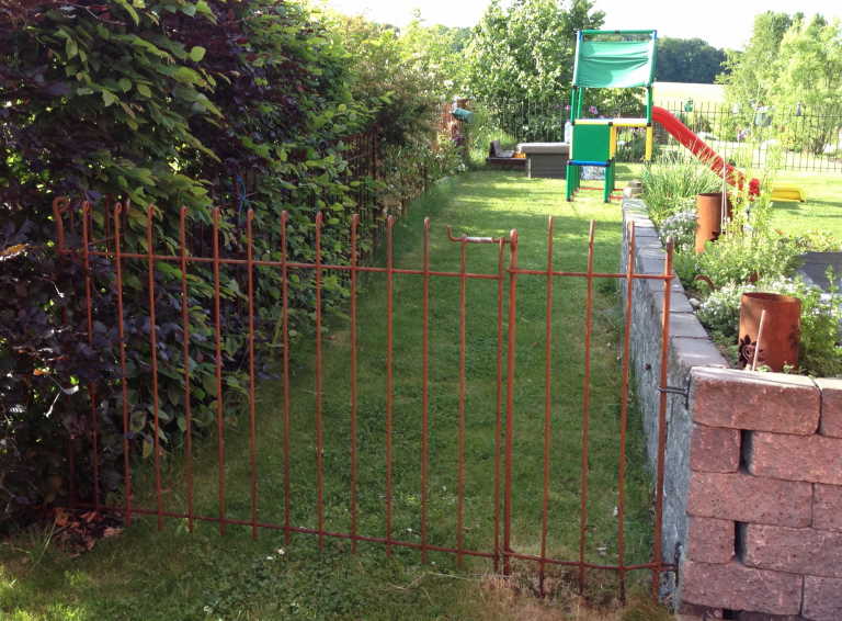mobiler Steck Zaun mit Gartentörchen als Gartenabtrennung