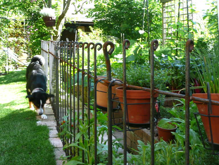 Die Verbindungsstäbe stabilisieren den Garten Zaun als Begrenzungszaun Ihres Garten