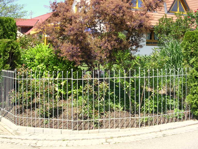 Der mobile Garten Steckzaun als Gartenbegrennzung schützt Ihr Grundstück vor Eindringlingen