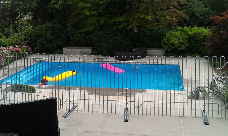 Mobile Zaunelemente in Verbindung mit Standfüßen sichern den Poolbereich
