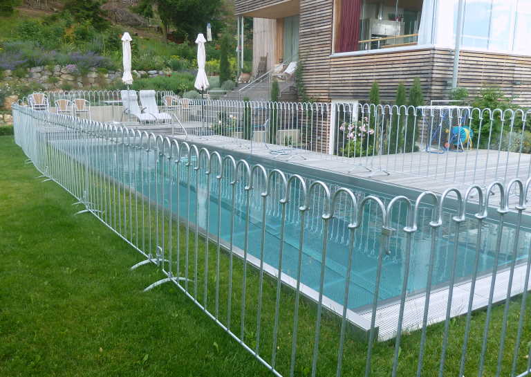Der Pool Stell Zaun lässt sich auf der Terrasse sowie auf dem Rasen aufstellen.