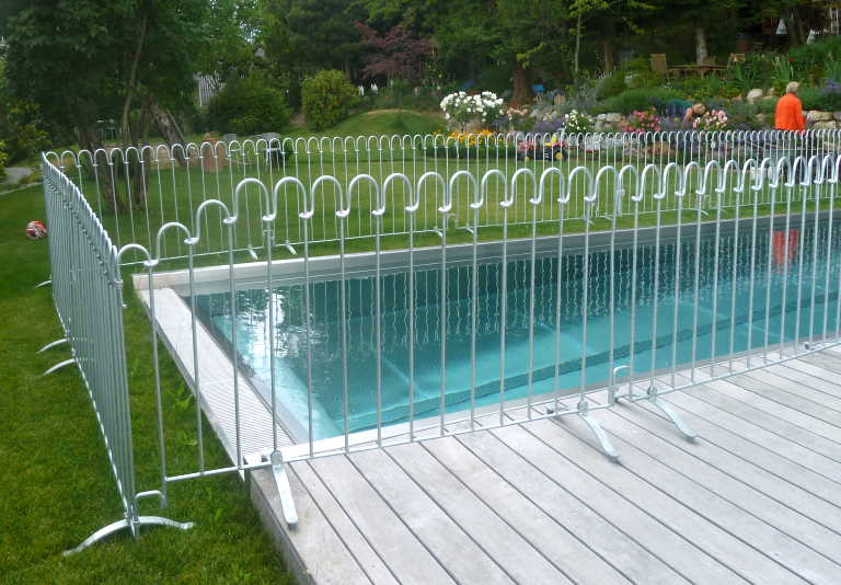 Schwimmbad Zaun verzinkt als Sonderanfertigung um die Stufe an der Ecke auszugleichen