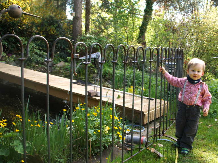 mobile Gartenteich Sicherung um den Enkel vor der Gefahr im Garten zu Schützen