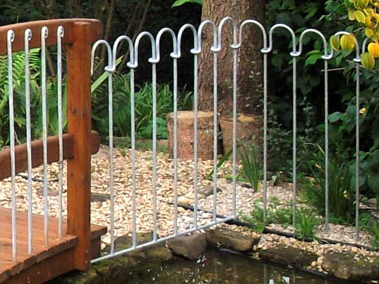 Das Bachlaufelement des Gartenteich Zaun bildet den Übergang zu einem Brückengeländer um Ihren Gartenteich