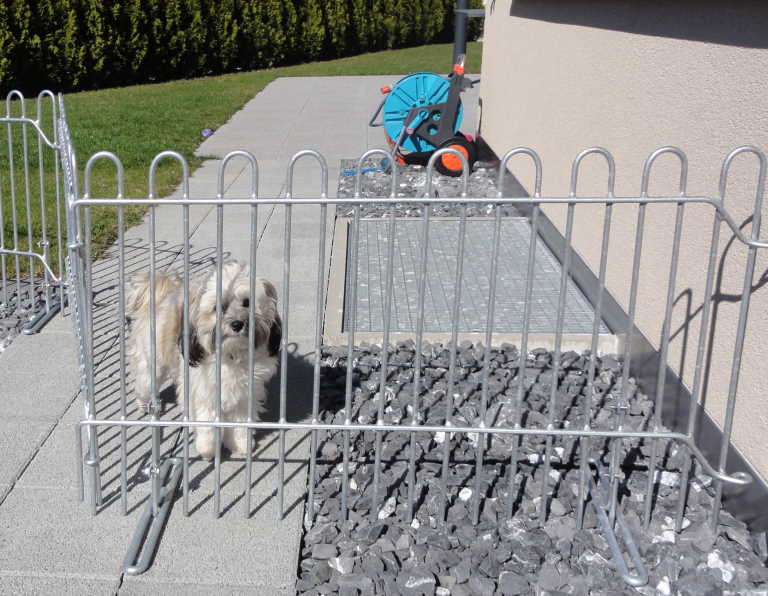 mobiler Zaun mit Standfüßen als Hundezaun