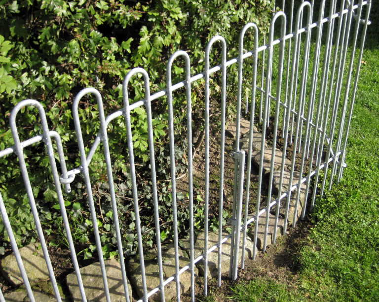 mobiler Zaun mit Stabilisierungspflöcke als Gartenumzäunung