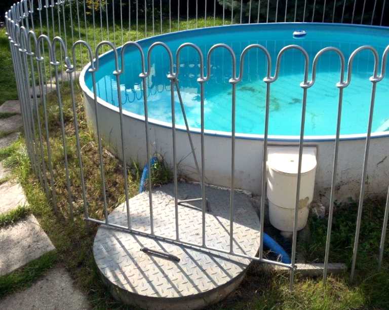 Ein Bachlaufelement über den Pumpenschacht vor Ihrem Schwimmbad im Garten