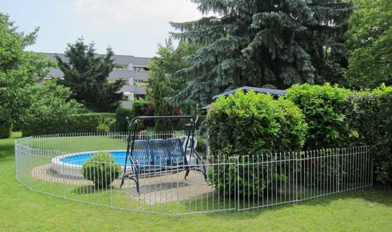 Der Garten Zaun als Abtrennungszaun von Schwimmbad, Terrasse und Garten
