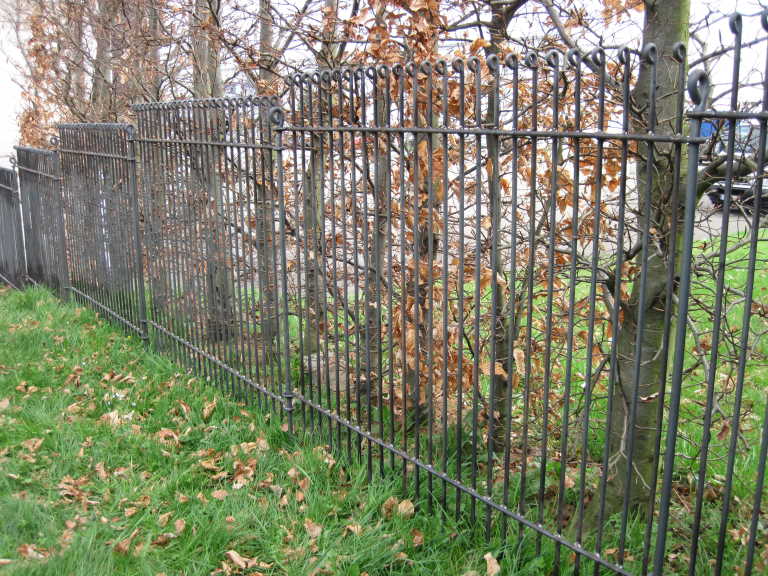 Der Begrenzungs Zaun sichert Ihr Grundstück