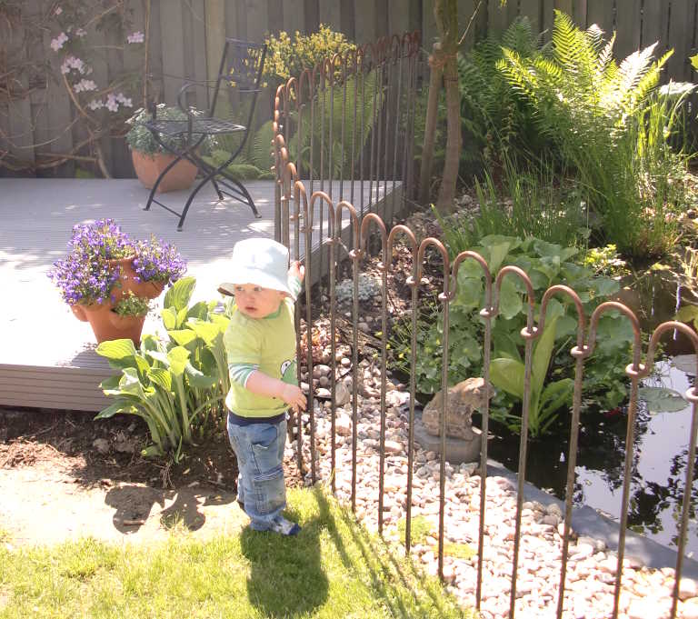 Mit dem flexiblen Steckzaun trennen Sie Gartenteich von Terrasse und Garten