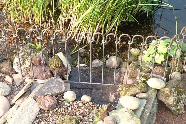 Überbrückungselement zum Stecken, Bacheinlauf eines Gartenteich