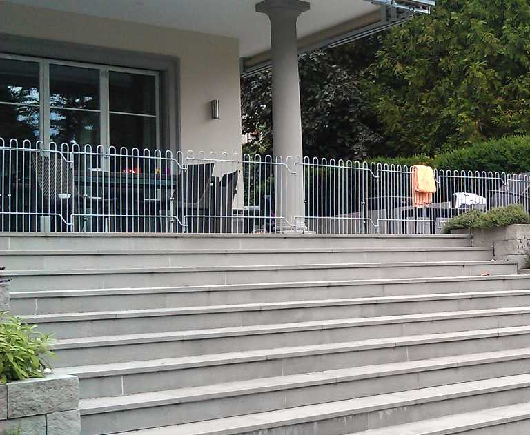 mobile Zaunelemente vor einer Treppe als Absturzsicherung