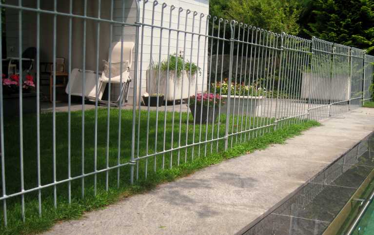 Der Garten Steck Zaun in Kombination mit Gartenzaun Elementen auf Standfüßen