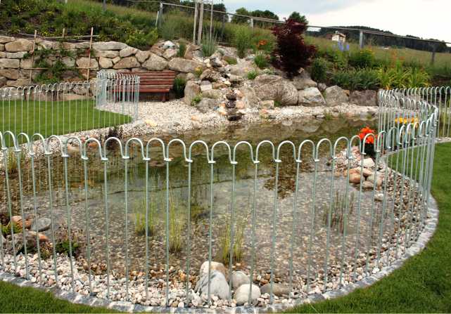 Ein Gartenteich wird mit dem flexiblen Teichschutzzaun gesichert