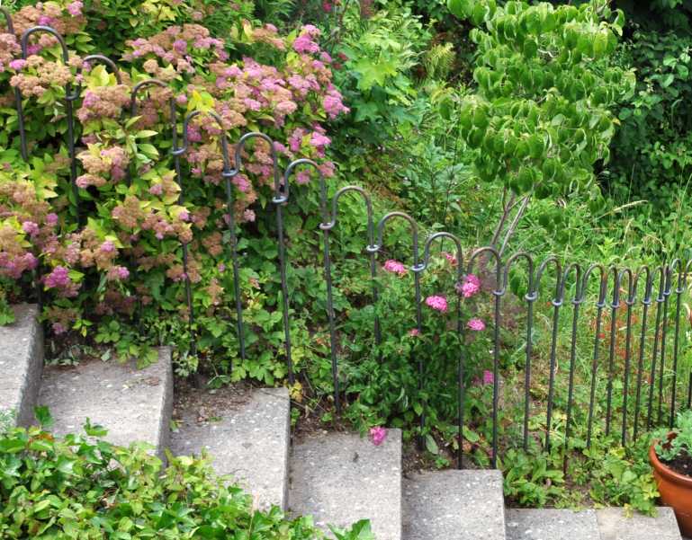 Der Schutz zaun zum sichern Ihrer Treppen im Garten