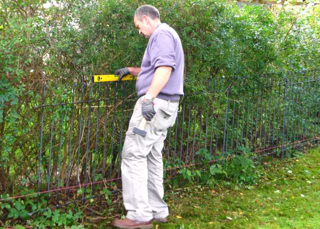 Der Abgrenzungs Zaun aus Metall schützt Ihren Garten