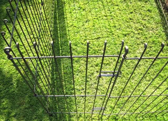 Das Gartentor des höchsten Gartenzaun a-195 öffnet nur nach innen und wird von 2 Federriegeln zu gehalten, dieses Modell ist auch als Tiergehege zu nutzen
