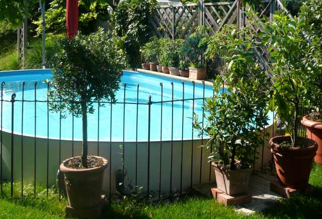 Der mobile Steck Zaun schützt das Schwimmbad in Ihrem Garten