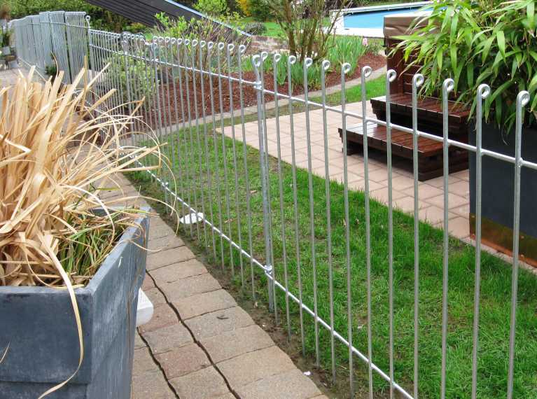 die Garten Abtrennung trennt die Terrasse vom Schwimmbad ab und schützt Ihren Garten vor Unfällen