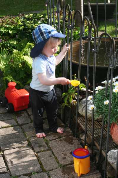 der mobile Teichzaun ist die ideale Kindersicherung für Ihren Gartenteich