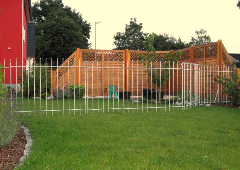 Eine Abtrennung mit dem Garten Zaun schützt verschiedene Bereiche