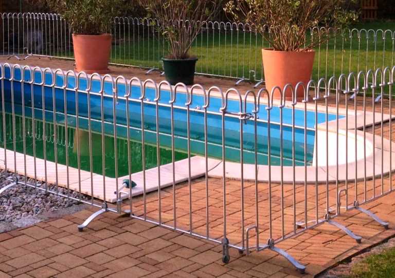 Das Pool Törchen lässt sich problemlos an einer Ecke des Schwimmbad Stellzaun  anbringen.