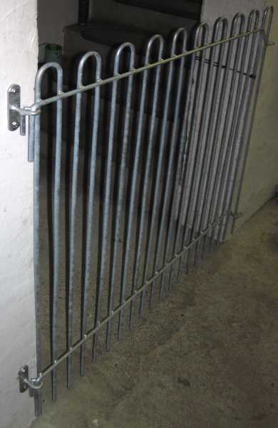 durch 2 Wandhalter kann ein rabbit Zaun Gitter als Törchen genutzt werden.
